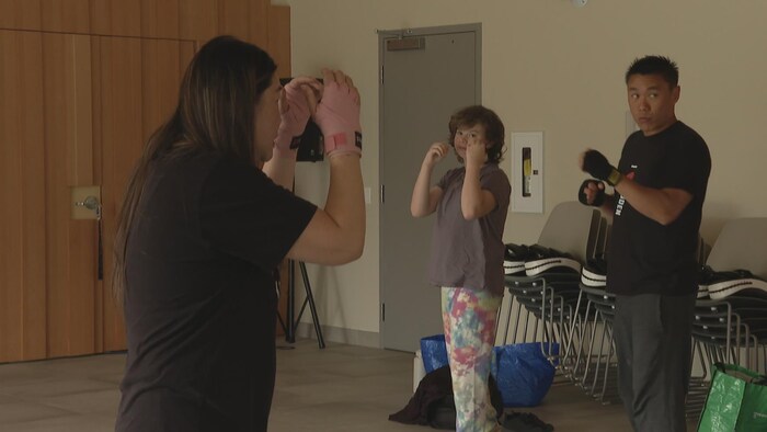 Elaine Fong, en possition de defense donnant un cours de muay thaï