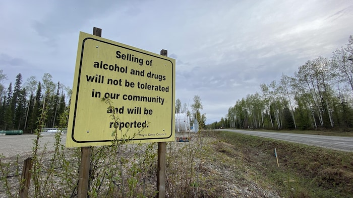 Un panneau dans la communauté de Lower Post, en Colombie-Britannique, sur lequel on peut lire « La vente d'alcool ou de drogues ne sera pas tolérée dans notre communauté et sera dénoncée ».