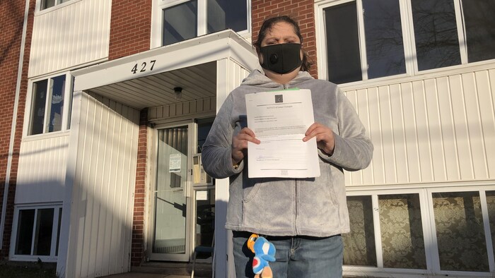 Stephanie Killam avec l'avis que sa mère a reçu les informant d'une augmentation de 48,6 % du loyer.