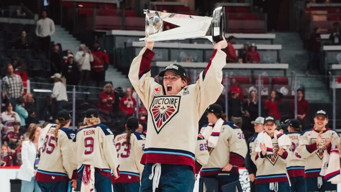 La Saskatchewanaise Kaitlin Willoughby soulève la Coupe Walter au-dessus de sa tête après la victoire de son équipe en finale, le 20 mai.
