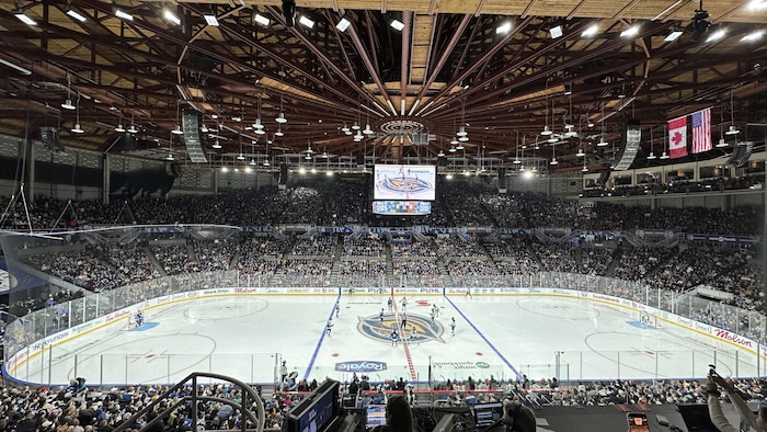Le Pacific Coliseum pendant le premier match des Goldeneyes de Vancouver.