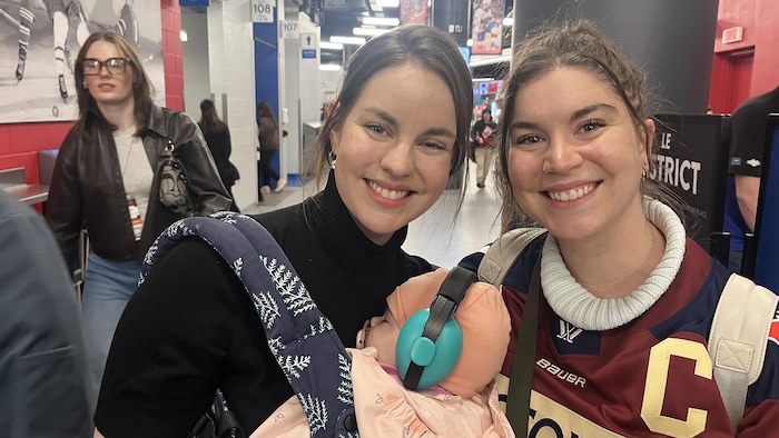 Eugénie Larrivée, sa fille Célestine, et sa soeur Anne-Sophie Larrivée, ont fait la route depuis Sherbrooke pour assister au match de la Victoire.