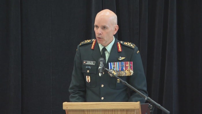 Un militar habla ante un micrófono.