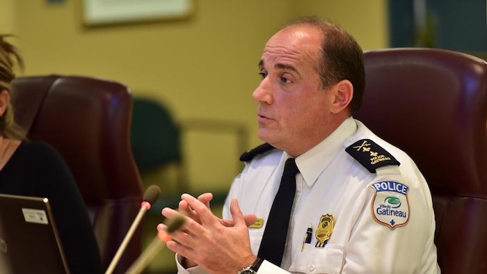 Luc Beaudoin à la table du conseil municipal.