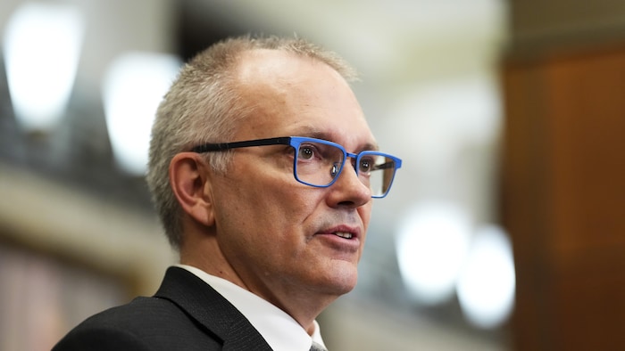 Luc Berthold en conférence de presse.