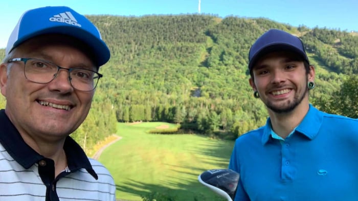 Luc Berthold et son fils David sur un terrain de golf.