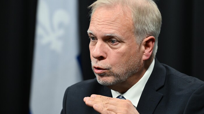 Le Dr Luc Boileau en point de presse.