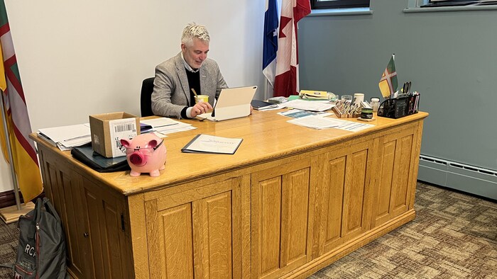 Luc Boivin travaille à son bureau.