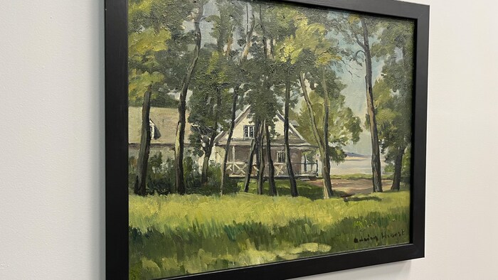 Une toile d'Adrien Hébert représentant une maison derrière des arbres.