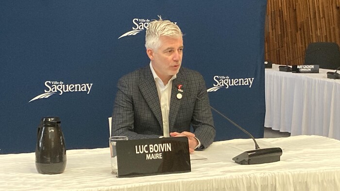 Luc Boivin s'adresse aux journalistes en point de presse. 