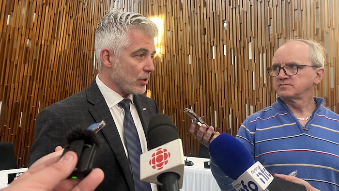 Luc Boivin s'adresse aux journalistes.