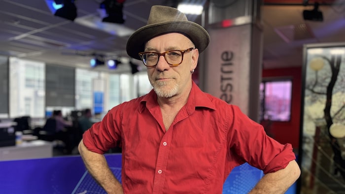 Un homme prend la pose dans les studios de Radio-Canada Estrie.