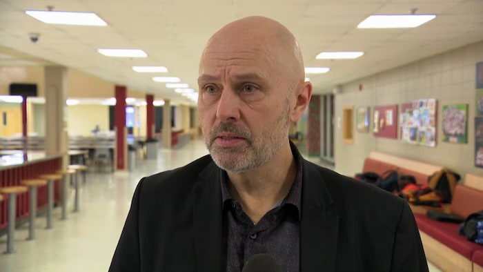 Luc Caron interviewé dans une école.