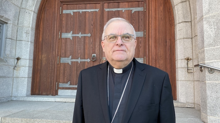 L'archevêque de Sherbrooke devant la basilique-cathédrale Saint-Michel.