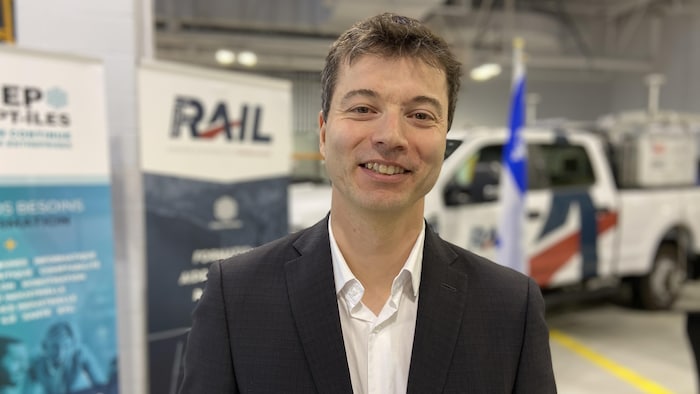 Luc Faucher sourit à la caméra. 
