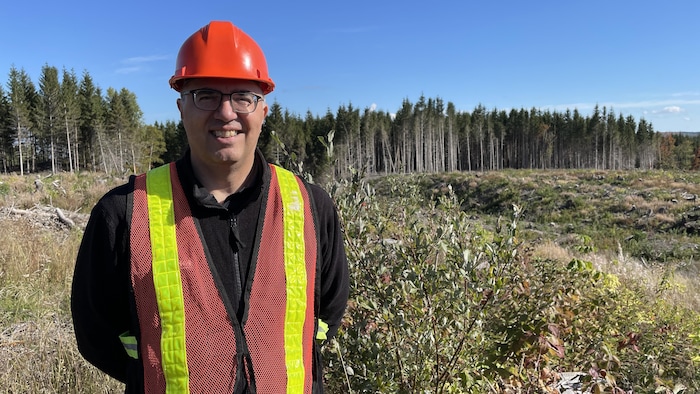 Luc Lavoie devant la forêt ravagée par le chablis.