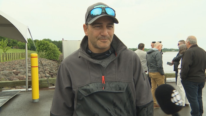 Luc Léger en entrevue sur un quai.