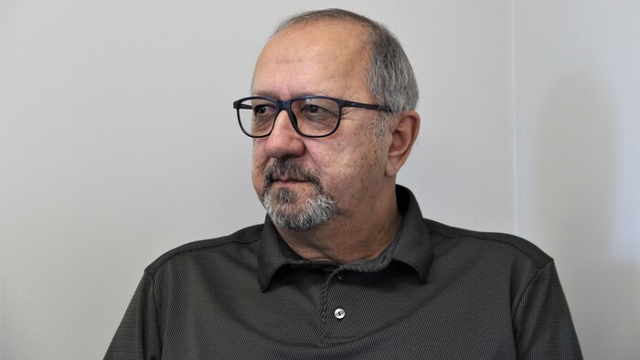 Le préfet de la MRC de la Minganie, Luc Noël, pose.