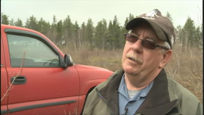 Un homme en entrevue à la caméra.