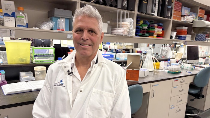 Luc Vallières dans un laboratoire.