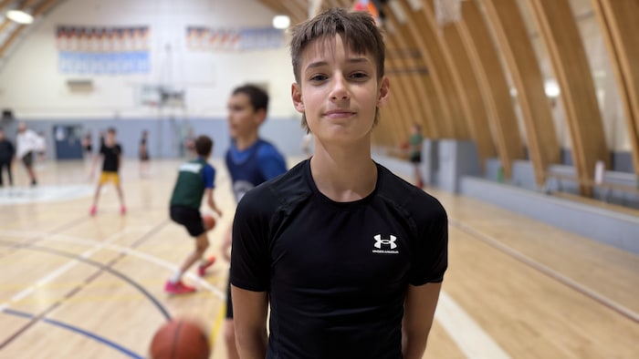 Un jeune garçon sourit pour la photo.