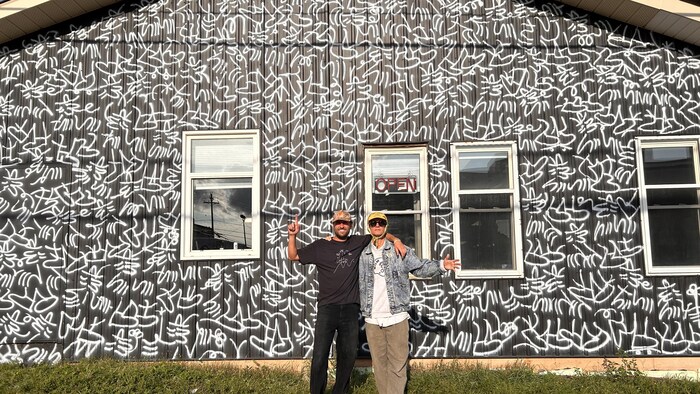 Deux hommes devant un magasin