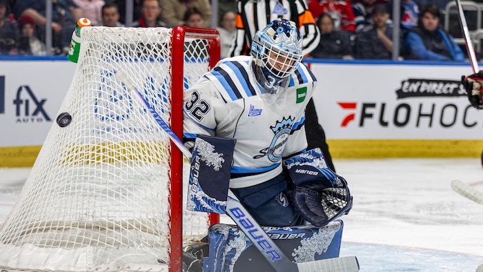 Un gardien au hockey fait un arrêt.