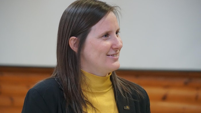 Luce Plourde, photographiée de côté, souriante