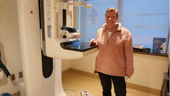 Luce Robert airs sa main sur l'appareil de mammographie.