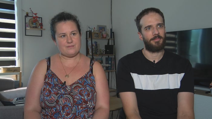 Deux personnes dans un salon.
