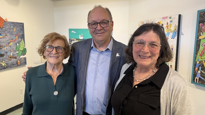 Lucie Cormie, Hugues Lafrance et Laurie Lapierre sourient à l'objectif.