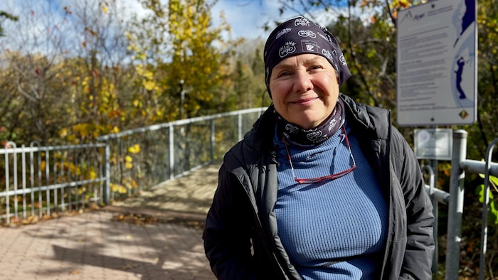 Lucie Dumont lors d'une randonnée au parc des chutes de Rivière-du-Loup pour l'organisme Chaîne de vie