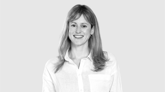 Portrait de Lucie Enel en noir et blanc.