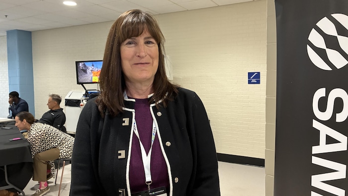 Lucie Perreault, vice-présidente de FedNor pose devant la caméra.