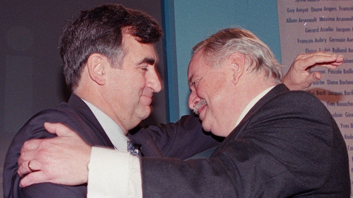Le premier ministre du Québec Jacques Parizeau et le chef du Bloc québécois Lucien Bouchard se donnent l'accolade.