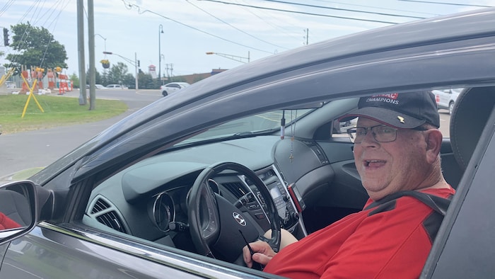 Un homme dans une voiture.