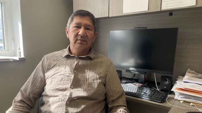 Lucien Wabanonik, chef de Lac-Simon dans son bureau.