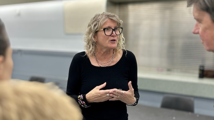 Lucille Collard en train de parler à des citoyens.