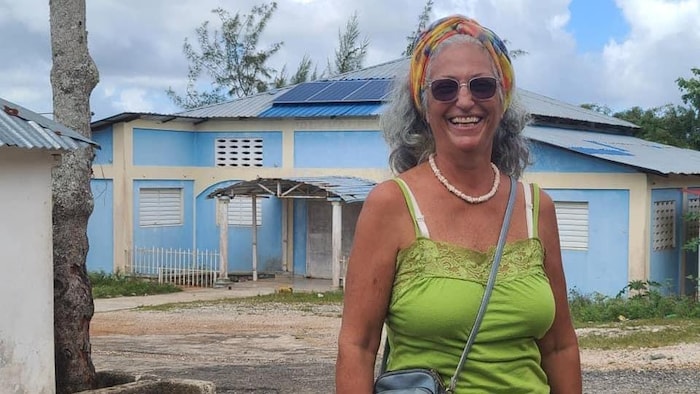 Lucille Lemire devant une maison en Haïti.