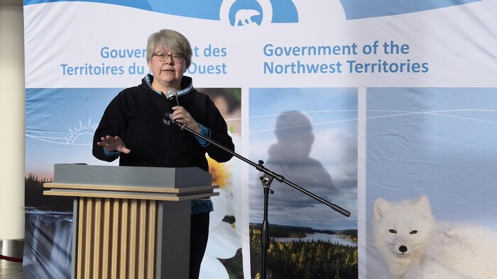 Une femme parle devant un micro lors d'une conférence de presse à Yellowknife, le 2 mars 2026.