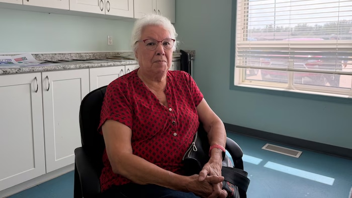Lucy Whitecalf, de la Première Nation de Sweetgrass l'une des premières patientes de la Dre Mirasty assise dans une salle de consultation 