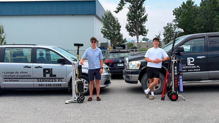 Ludovic Pelletier et Philippe Normand devant leurs véhicules d'entreprise.