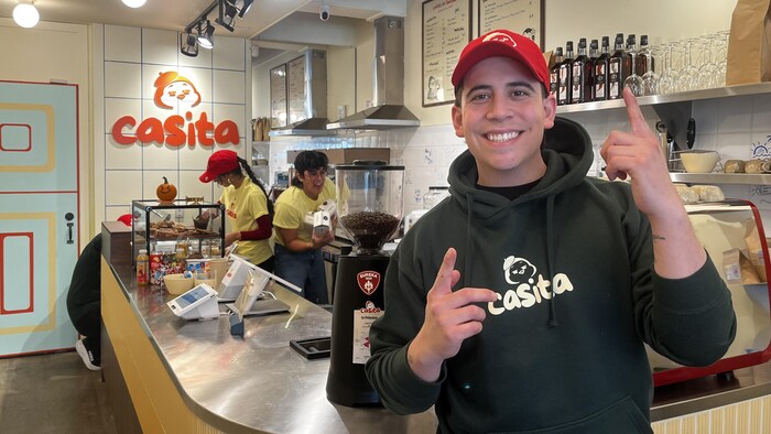 Le propriétaire du café Casita devant son comptoir.