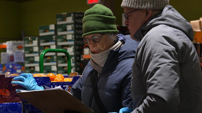 Luis Gini et Manon Beaudoin du Collectif d’achats Youville font les courses chez Canadawide. 