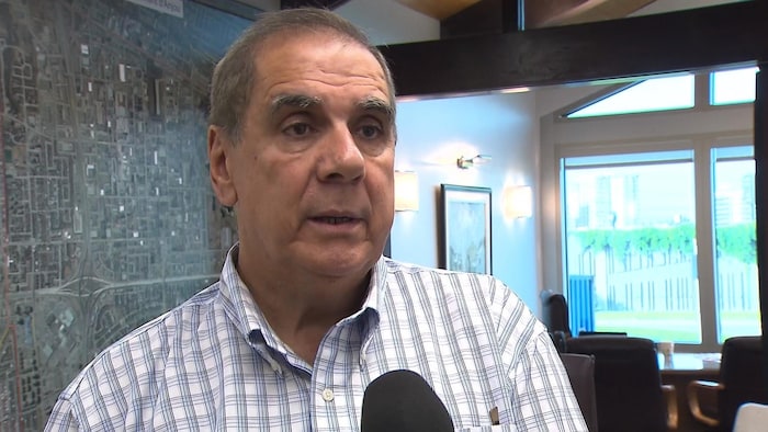 Plan rapproché de M. Miranda.