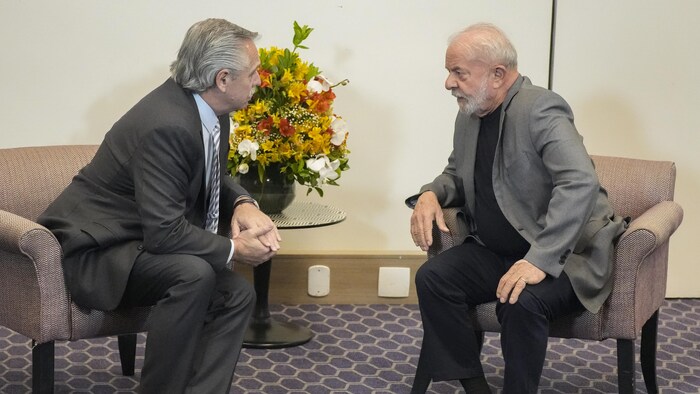 Dos hombres conversan.