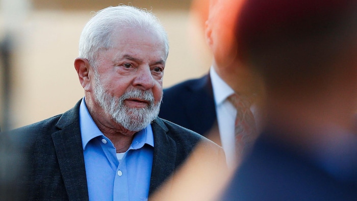 Le président brésilien Luiz Inacio Lula da Silva arrive pour assister à l'investiture du président élu du Paraguay, Santiago Pena, le 14 août 2023.
