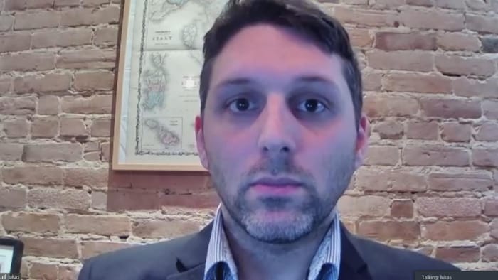 Lukas Jasmin-Tucci en entrevue par visioconférence. 