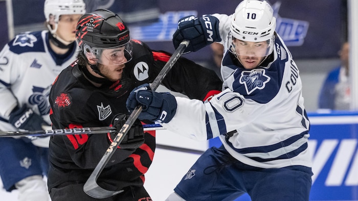 Luke Coughlin et Alex Mercier se battent pour la rondelle. 