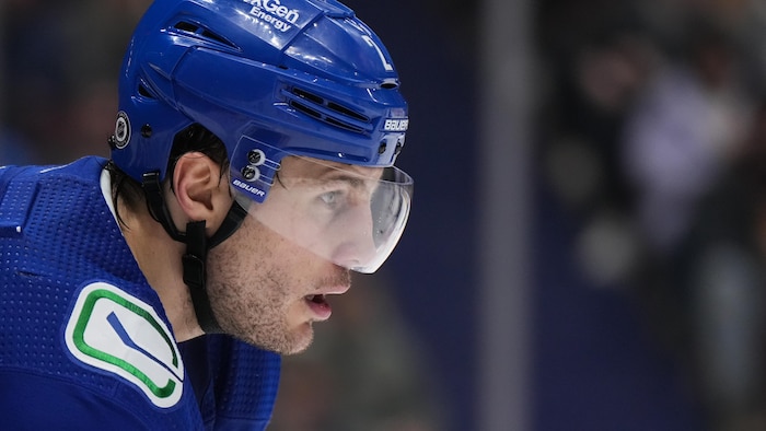 Luke Schenn se prépare pour une mise au jeu lors de son 900e match en carrière, pendant la deuxième période d’un match de la LNH contre les Islanders de New York, à Vancouver, le mardi 3 janvier 2023.